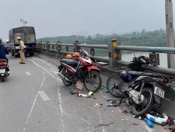 Xe tải mất lái trên cầu Thanh Trì