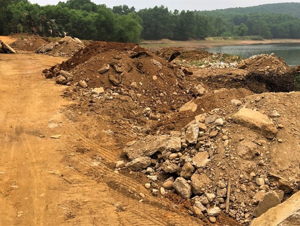 Nhà thầu dùng vật liệu thải xây dựng đắp nền đường hơn 14 tỷ đồng