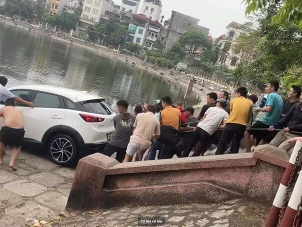Hà Nội: nhân chứng kể lại vụ hàng chục thanh niên kéo xế hộp lên bờ