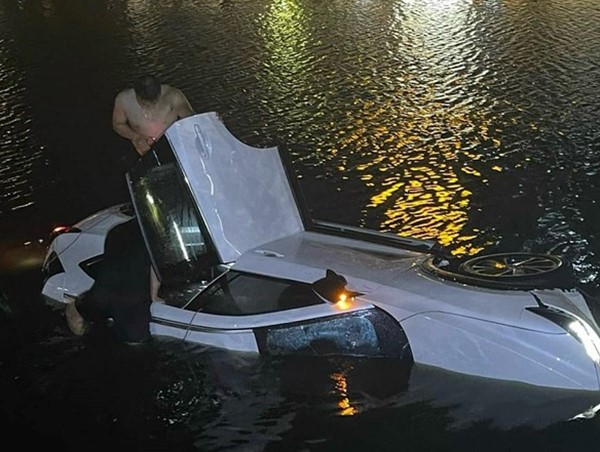 Hải Dương: xe ô tô mất lái lao xuống sông, tài xế tử vong