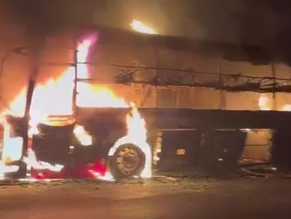 Xe khách giường nằm cháy rụi, 24 hành khách thoát nạn