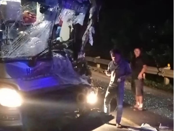 Xe tải đấu đầu xe khách, tài xế tử vong trong cabin