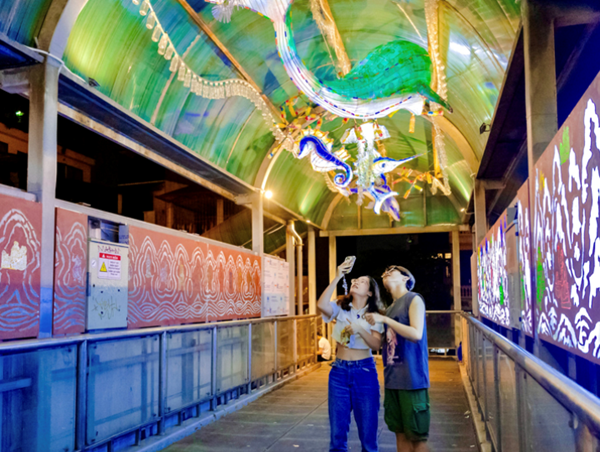 Vẻ đẹp lung linh của “hầm thủy cung” trên cầu đi bộ phố Trần Nhật Duật