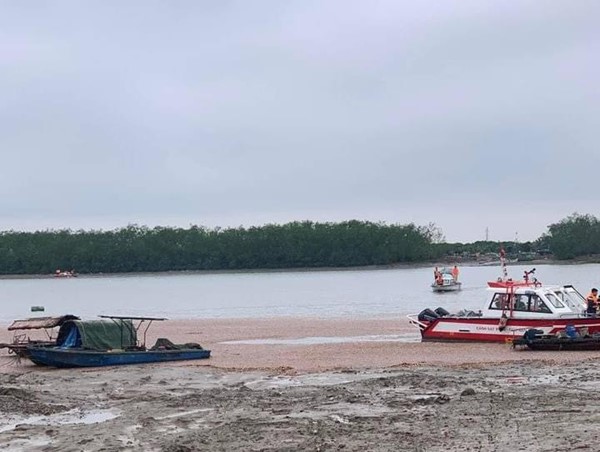 Quảng Ninh: chìm thuyền nan, 4 người mất tích