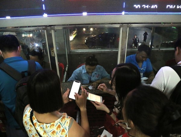 Về quê nghỉ lễ, hàng nghìn người dân đến bến xe lúc nửa đêm