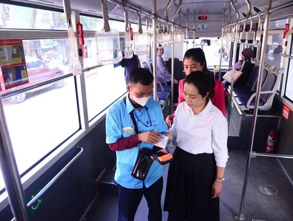 Phát triển đồng bộ để hút khách đi xe buýt