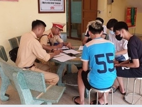 Xử lý 3 thanh niên ở Hải Phòng ngồi trên xe máy đi bằng một bánh