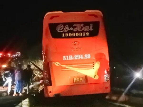 2 xe khách va chạm, 1 người tử vong, nhiều người bị thương