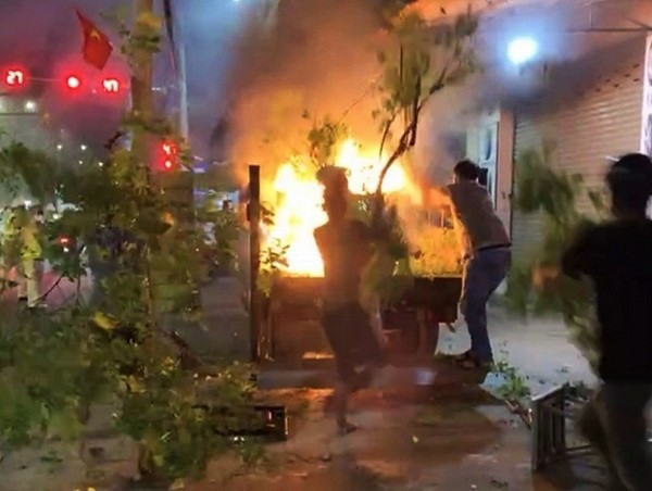 Đối tượng vi phạm nồng độ cồn, đốt xe của cảnh sát phạm nhiều tội?