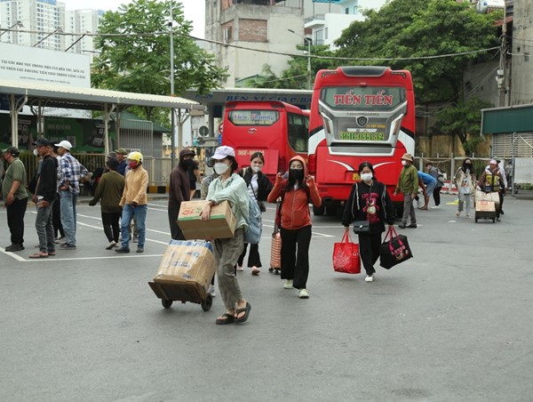 Hành khách lỉnh kỉnh đồ đạc quay trở lại Thủ đô