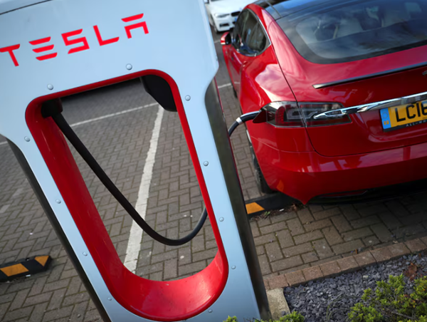 Tesla bất ngờ sa thải nhân sự khiến khách hàng, đối tác hoang mang