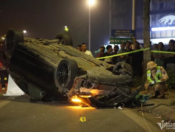 Ô tô Mercedes lật ngửa trên đường trục phía Nam