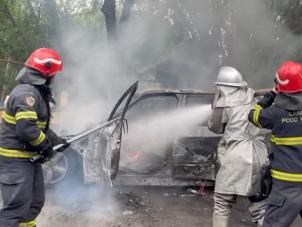 Xe ô tô bốc cháy dữ dội ở Hà Đông