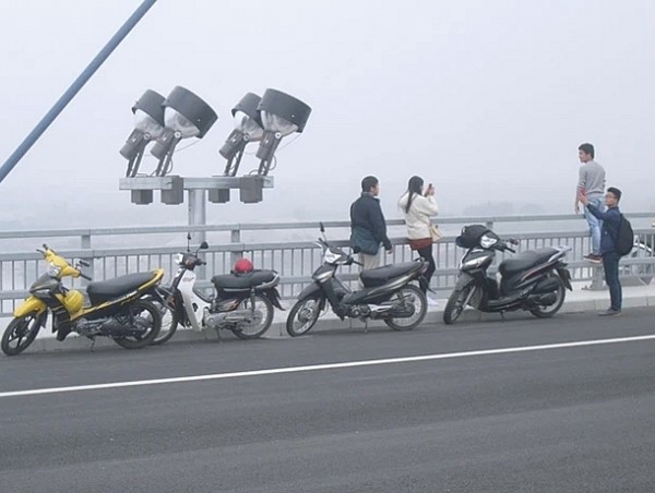 Bị phạt tiền, tước giấy phép lái xe khi dừng, đỗ xe trên cầu Nhật Tân