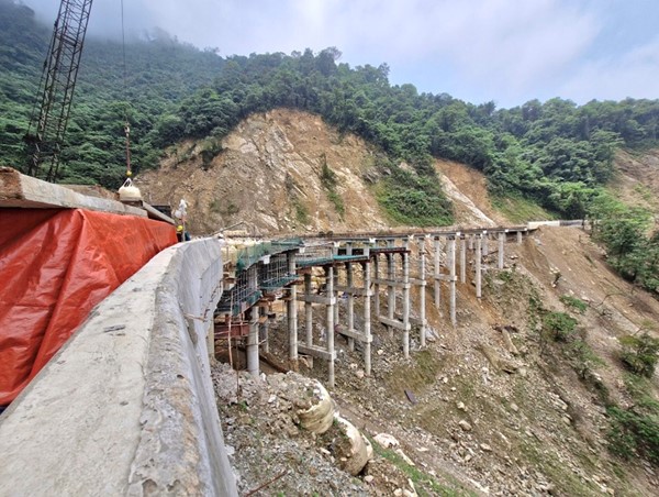 Nhiều khó khăn khi thi công dự án cầu Eo Cô Gái