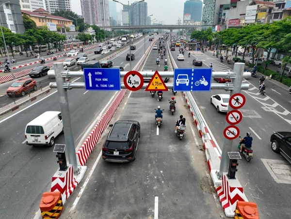 Ngày đầu thông xe cầu vượt thép Mai Dịch, ùn tắc giảm rõ rệt