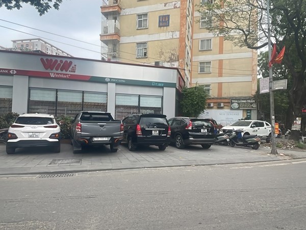 Hàng loạt xe ô tô dừng đỗ sai quy định trong khu đô thị Định Công