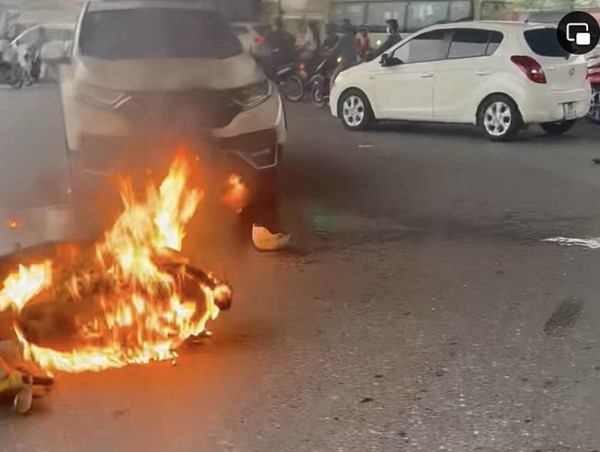 Hà Nội: Va chạm với ô tô, xe máy bốc cháy ngùn ngụt giữa phố
