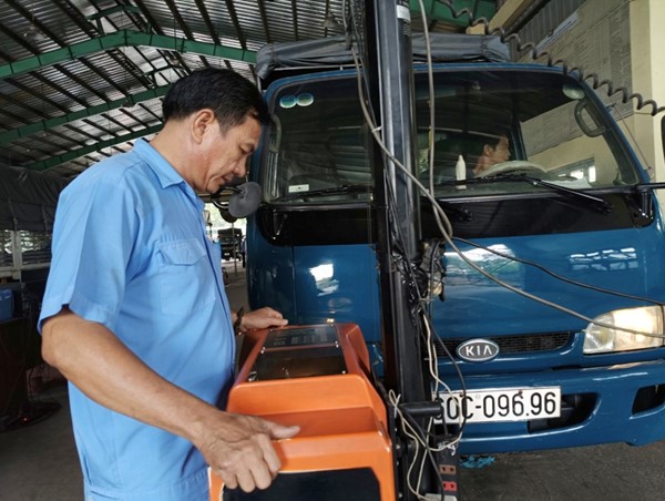 Những đăng kiểm viên vượt qua mặc cảm, làm việc ngày đêm lấy công chuộc lỗi