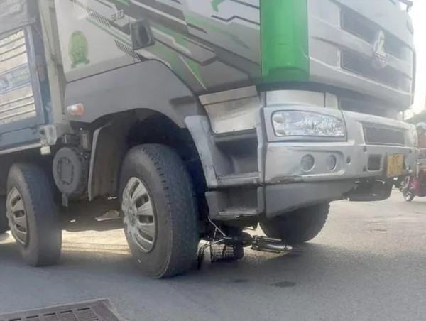 Xe tải va chạm xe đạp điện, 2 bà cháu thương vong