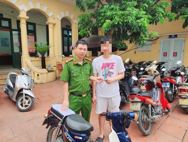 Thanh niên bất ngờ nhận lại xe máy sau 1 tháng để quên ngoài đường