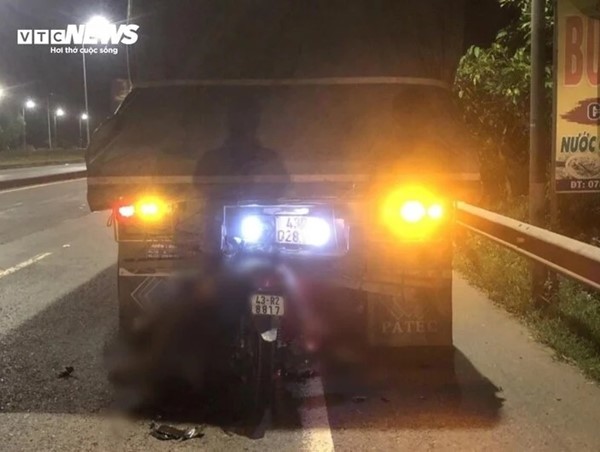 Tông xe đầu kéo đậu bên đường, nam thanh niên tử vong