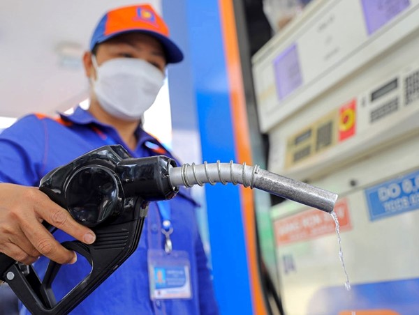 Giá xăng giảm mạnh từ chiều nay