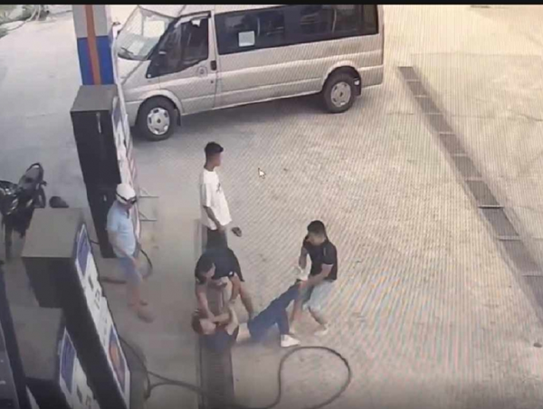 Hành vi đánh hội đồng tài xế xe khách ở Lai Châu có thể bị xử lý hình sự?