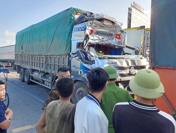 3 ô tô va chạm liên hoàn, một tài xế bị thương nặng