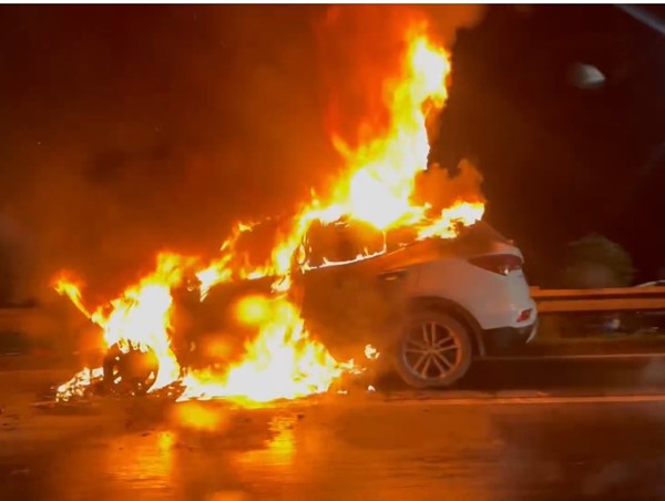 Cháy xe trên vành đai 3, tài xế hốt hoảng dập lửa giữa trời mưa gió