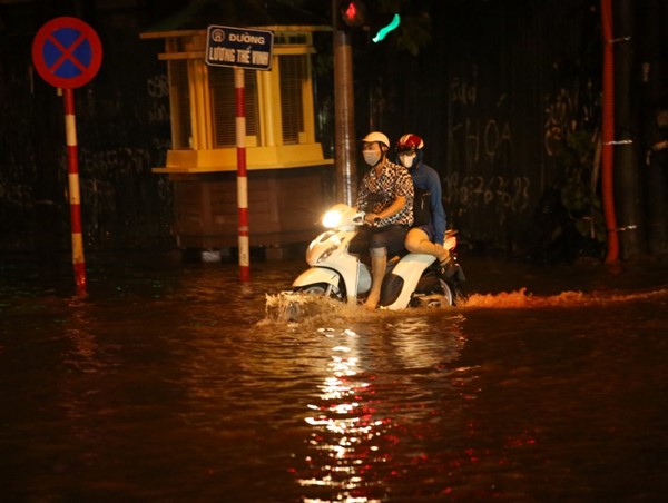 [Ảnh] Mưa lớn bất ngờ, nhiều tuyến phố Hà Nội ngập sâu tối cuối tuần