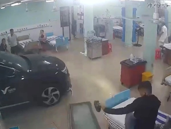 Ô tô lao thẳng vào phòng cấp cứu