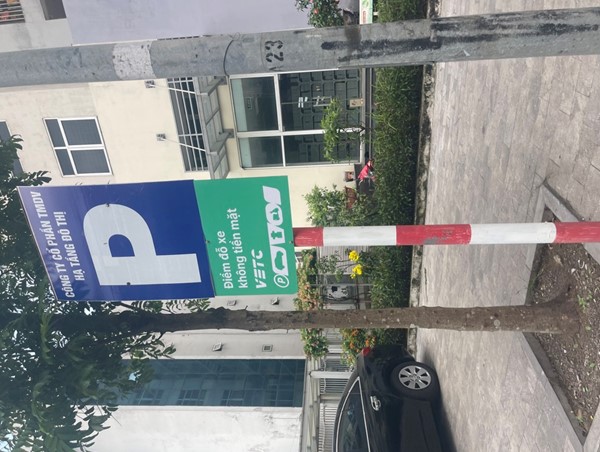 Xử lý bãi xe không phép gắn biển thu phí không dùng tiền mặt