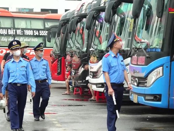 Hàng loạt xe khách các tỉnh thành vi phạm an toàn giao thông tại Hà Nội