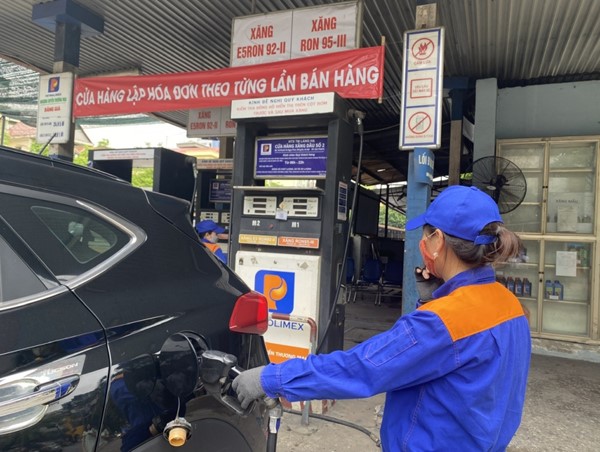 Giá xăng tiếp tục giảm hơn 500 đồng/lít