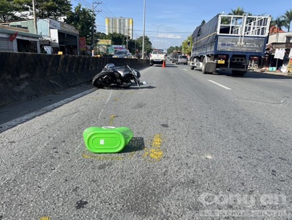 Trèo qua dải phân cách, người phụ nữ bị xe máy tông tử vong