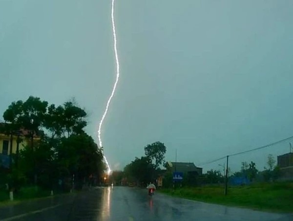 Nhiều người bị sét đánh tử vong khi đang đi đường