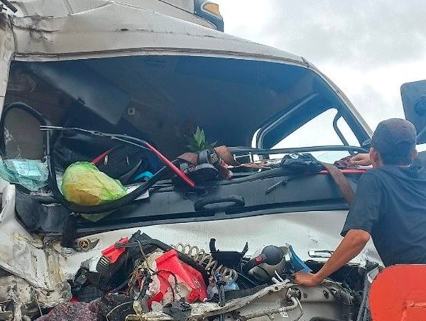 Tài xế kẹt trong cabin sau cú tông đuôi xe tải