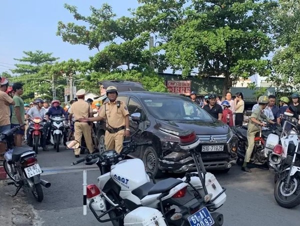 Khống chế tài xế lái "xe điên" tông vào nhiều xe máy