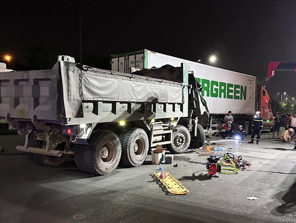 Xe tải bẹp dúm sau tai nạn, cảnh sát cắt cabin cứu tài xế