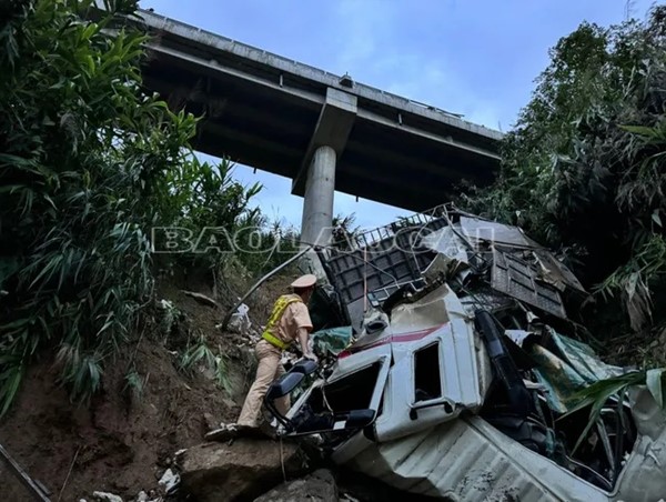 Xe tải lật xuống vực làm 3 người bị thương