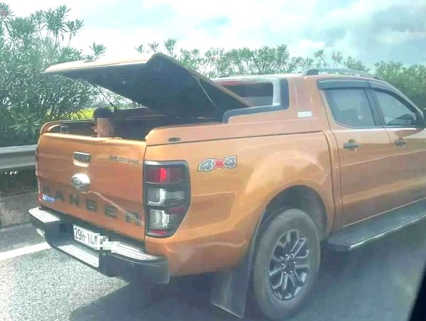 Tài xế chở trẻ em ở thùng xe bán tải lưu thông trên cao tốc