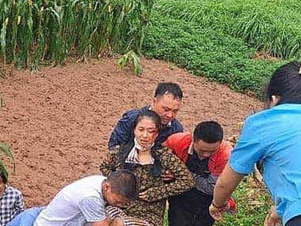 Thấy người phụ nữ bất tỉnh, lái xe buýt đưa người bị nạn đến bệnh viện cấp cứu