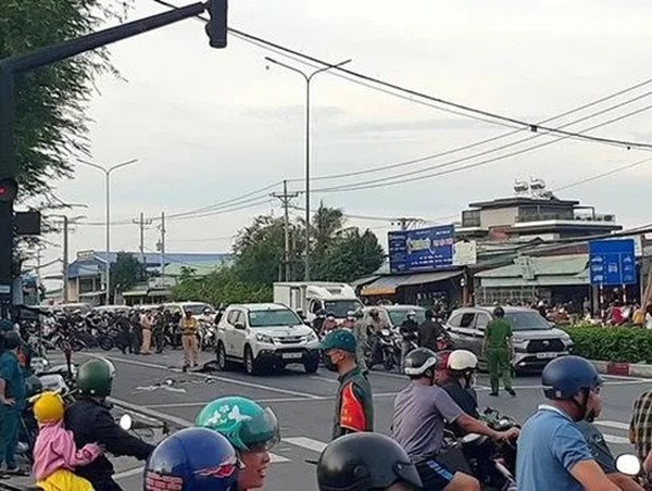 Xe máy lao thẳng vào ô tô dừng đèn đỏ khiến 1 người tử vong