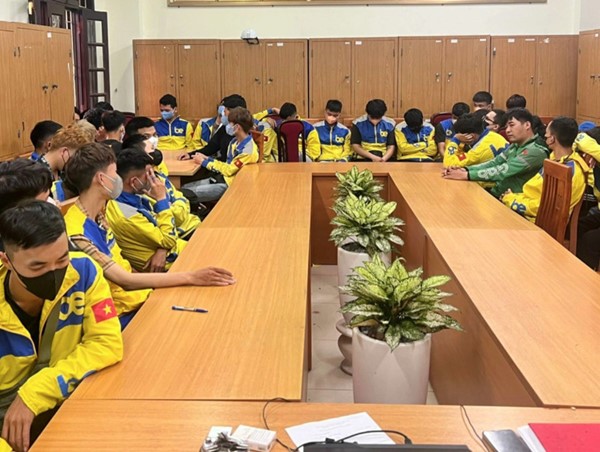 Vụ 2 nhóm xe ôm công nghệ “hỗn chiến” ở Cầu Giấy: tạm giữ hình sự 14 đối tượng