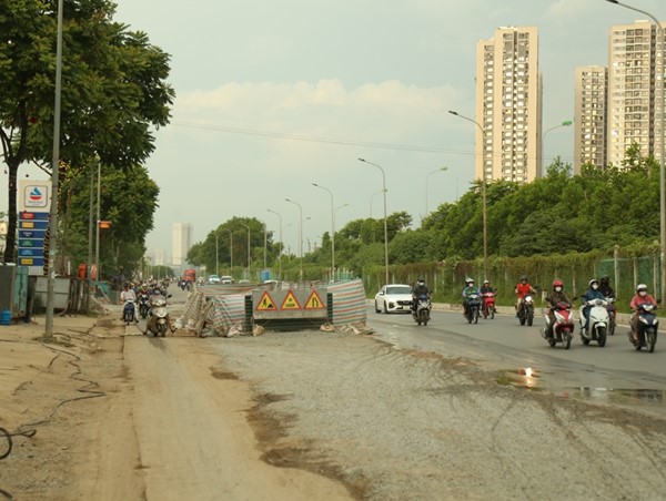 Chấn chỉnh công tác thi công trên đường gom Đại lộ Thăng Long