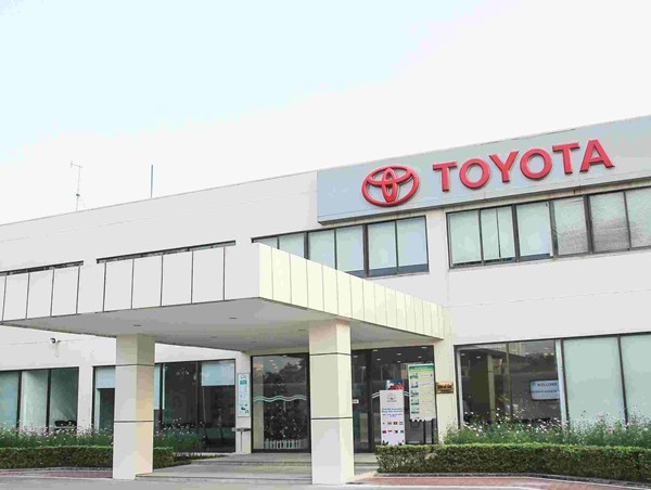 Chủ tịch Toyota cúi đầu xin lỗi sau bê bối, tuyên bố tạm dừng 3 mẫu xe