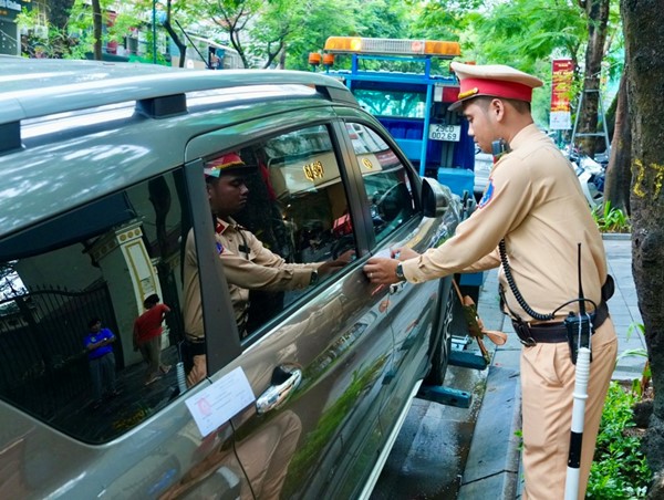 Xử lý xe ô tô dừng đỗ lấn chiếm nhà chờ xe buýt tại quận Hoàn Kiếm