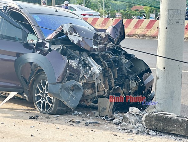 Xe 7 chỗ tông gãy trụ điện, vợ chết chồng bị thương nặng