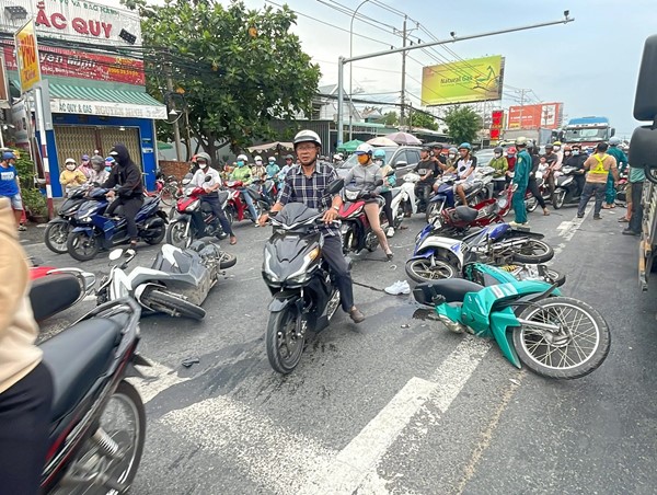 Ô tô khách tông hàng loạt xe máy dừng đèn đỏ